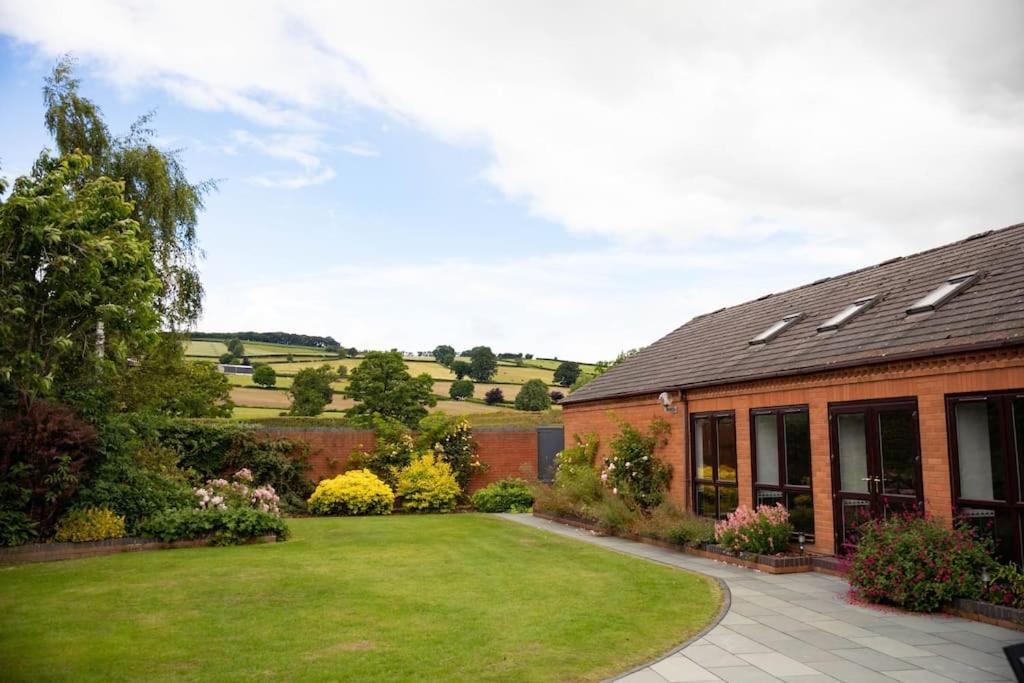 Vast, Elegant Home With Indoor Pool & Sauna Near Popular Golf Course キングトン エクステリア 写真