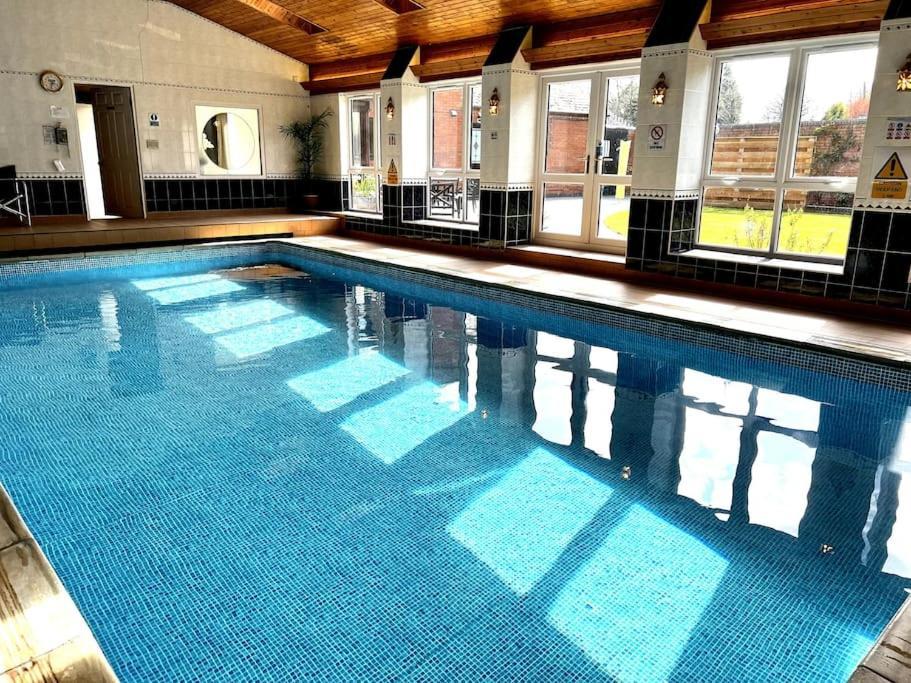 Vast, Elegant Home With Indoor Pool & Sauna Near Popular Golf Course キングトン エクステリア 写真