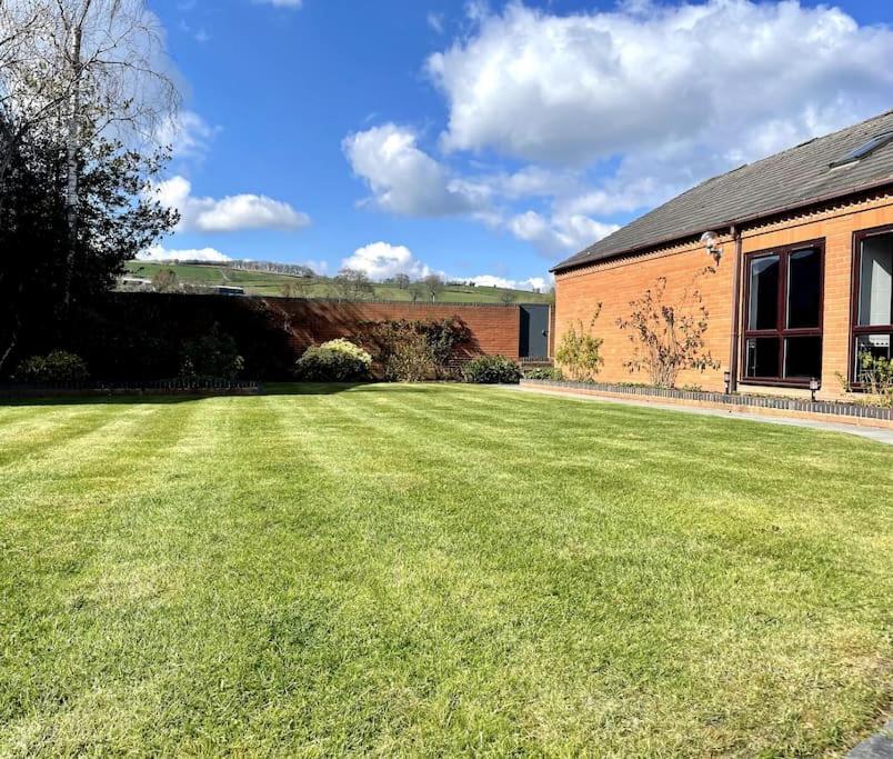 Vast, Elegant Home With Indoor Pool & Sauna Near Popular Golf Course キングトン エクステリア 写真