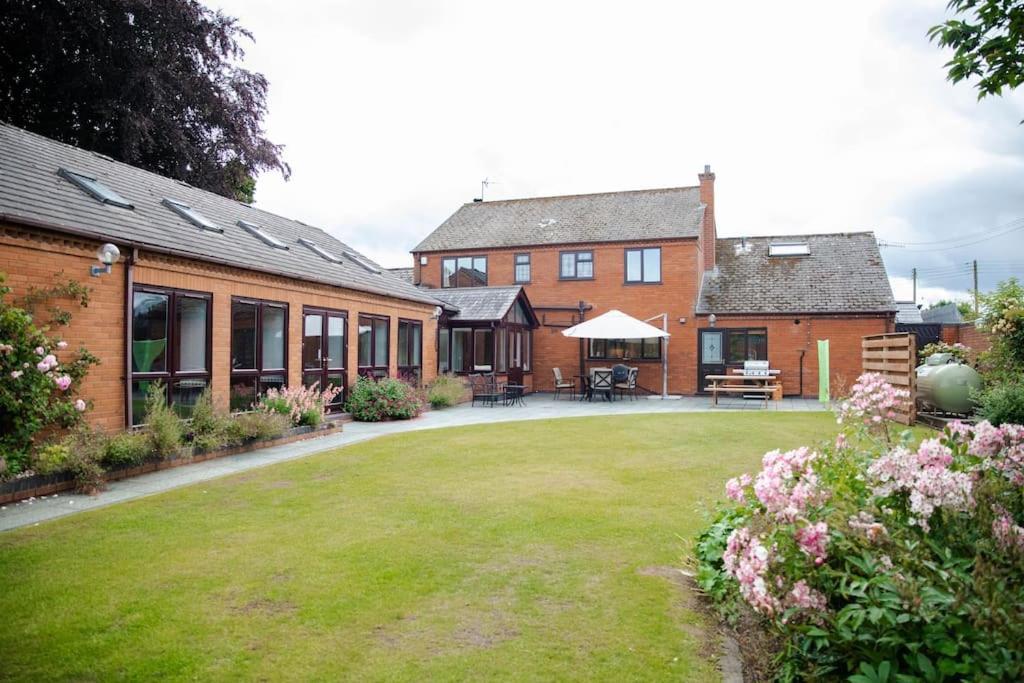 Vast, Elegant Home With Indoor Pool & Sauna Near Popular Golf Course キングトン エクステリア 写真