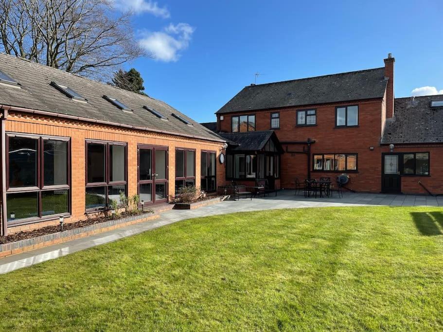 Vast, Elegant Home With Indoor Pool & Sauna Near Popular Golf Course キングトン エクステリア 写真