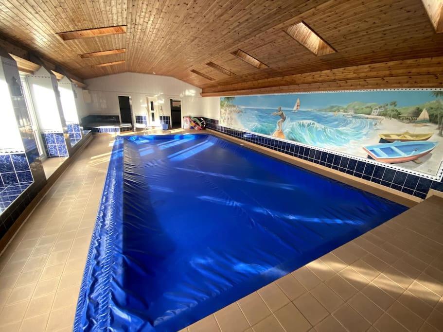 Vast, Elegant Home With Indoor Pool & Sauna Near Popular Golf Course キングトン エクステリア 写真