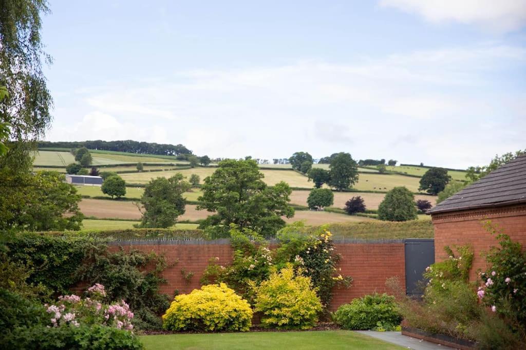 Vast, Elegant Home With Indoor Pool & Sauna Near Popular Golf Course キングトン エクステリア 写真