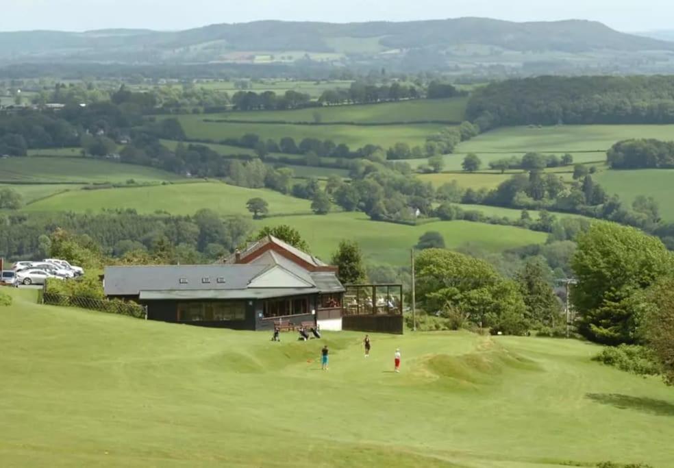 Vast, Elegant Home With Indoor Pool & Sauna Near Popular Golf Course キングトン エクステリア 写真