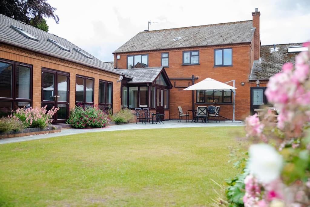 Vast, Elegant Home With Indoor Pool & Sauna Near Popular Golf Course キングトン エクステリア 写真