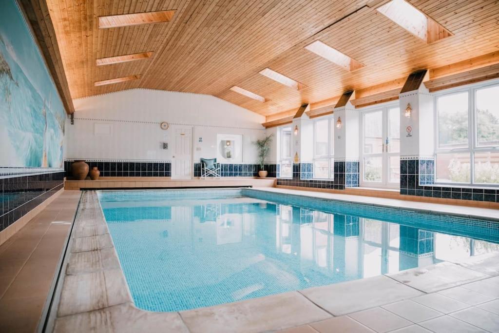 Vast, Elegant Home With Indoor Pool & Sauna Near Popular Golf Course キングトン エクステリア 写真