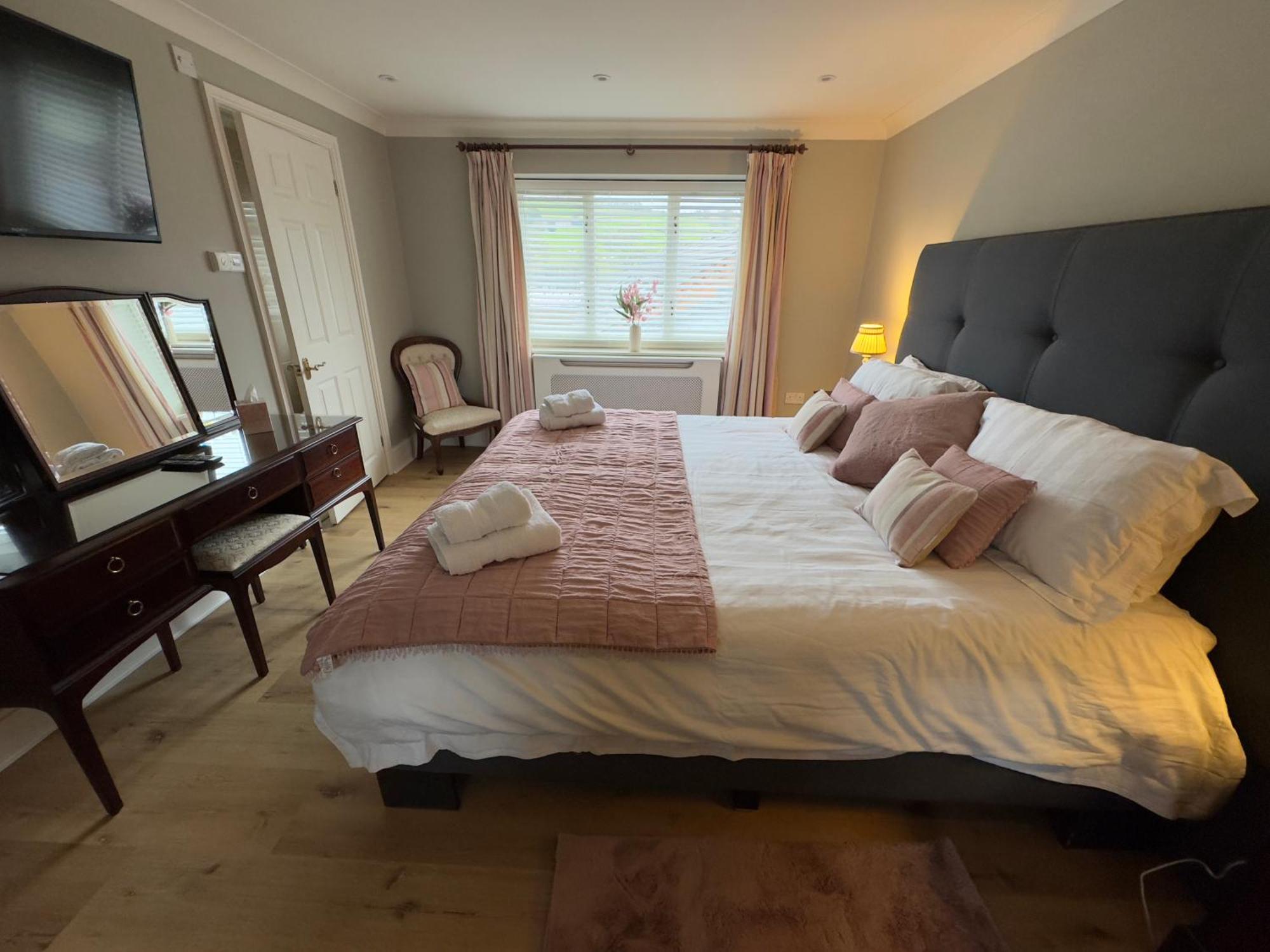 Vast, Elegant Home With Indoor Pool & Sauna Near Popular Golf Course キングトン エクステリア 写真