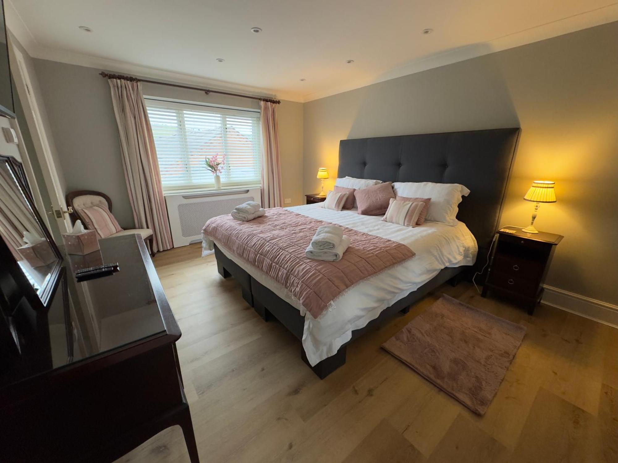 Vast, Elegant Home With Indoor Pool & Sauna Near Popular Golf Course キングトン エクステリア 写真