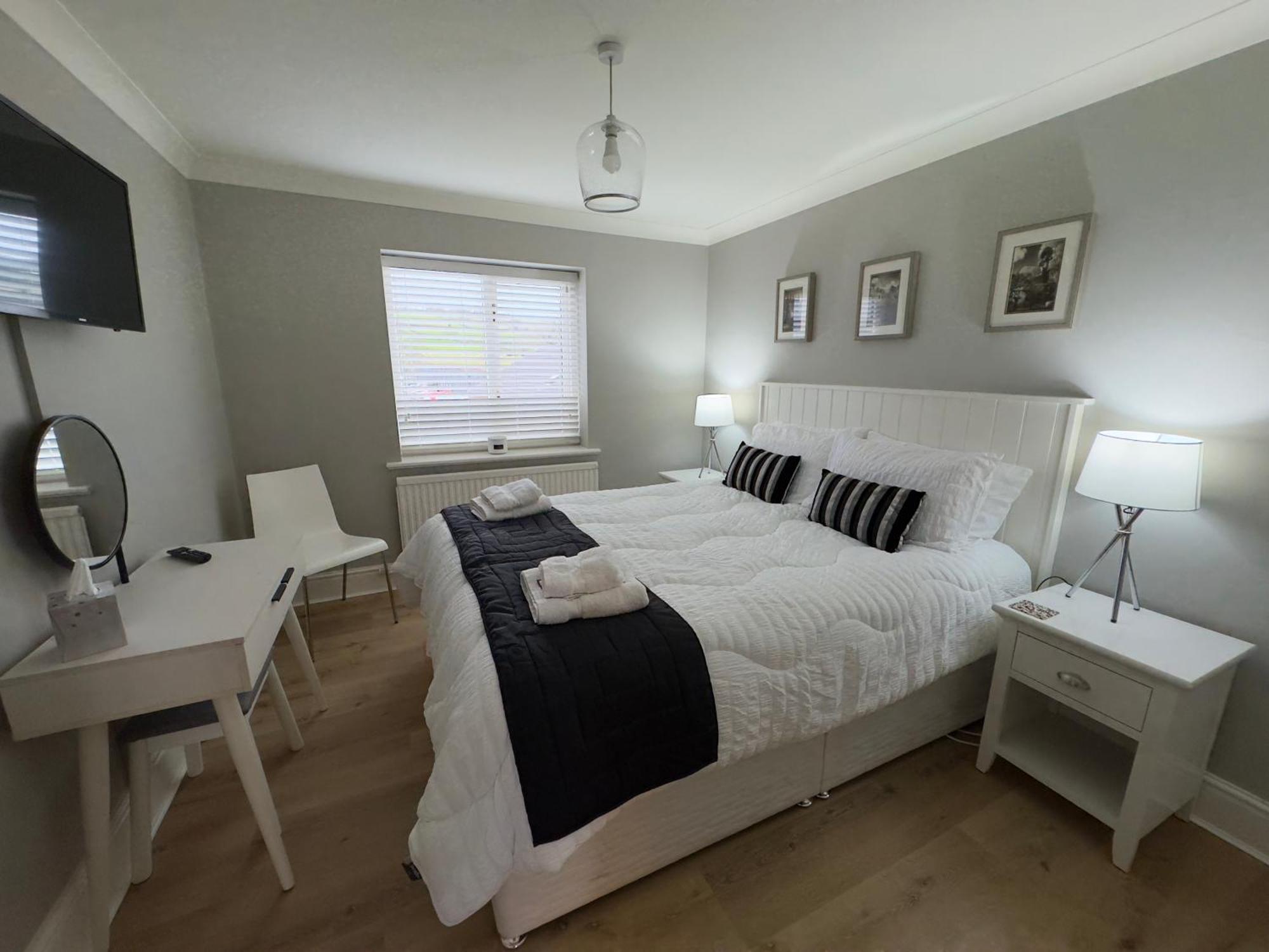 Vast, Elegant Home With Indoor Pool & Sauna Near Popular Golf Course キングトン エクステリア 写真