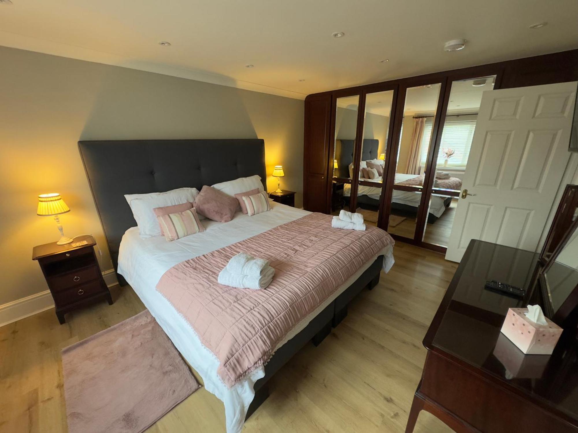 Vast, Elegant Home With Indoor Pool & Sauna Near Popular Golf Course キングトン エクステリア 写真