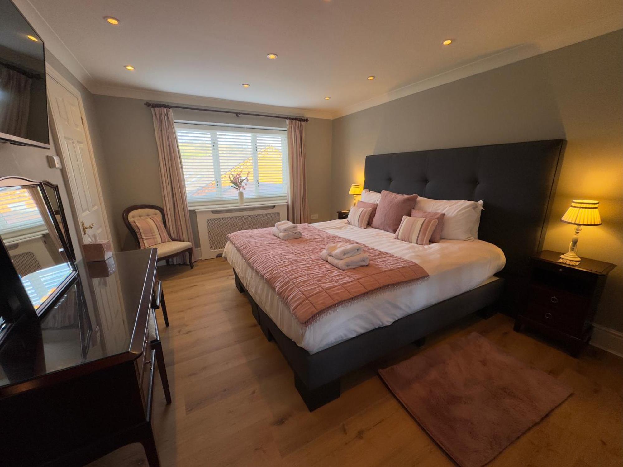 Vast, Elegant Home With Indoor Pool & Sauna Near Popular Golf Course キングトン エクステリア 写真
