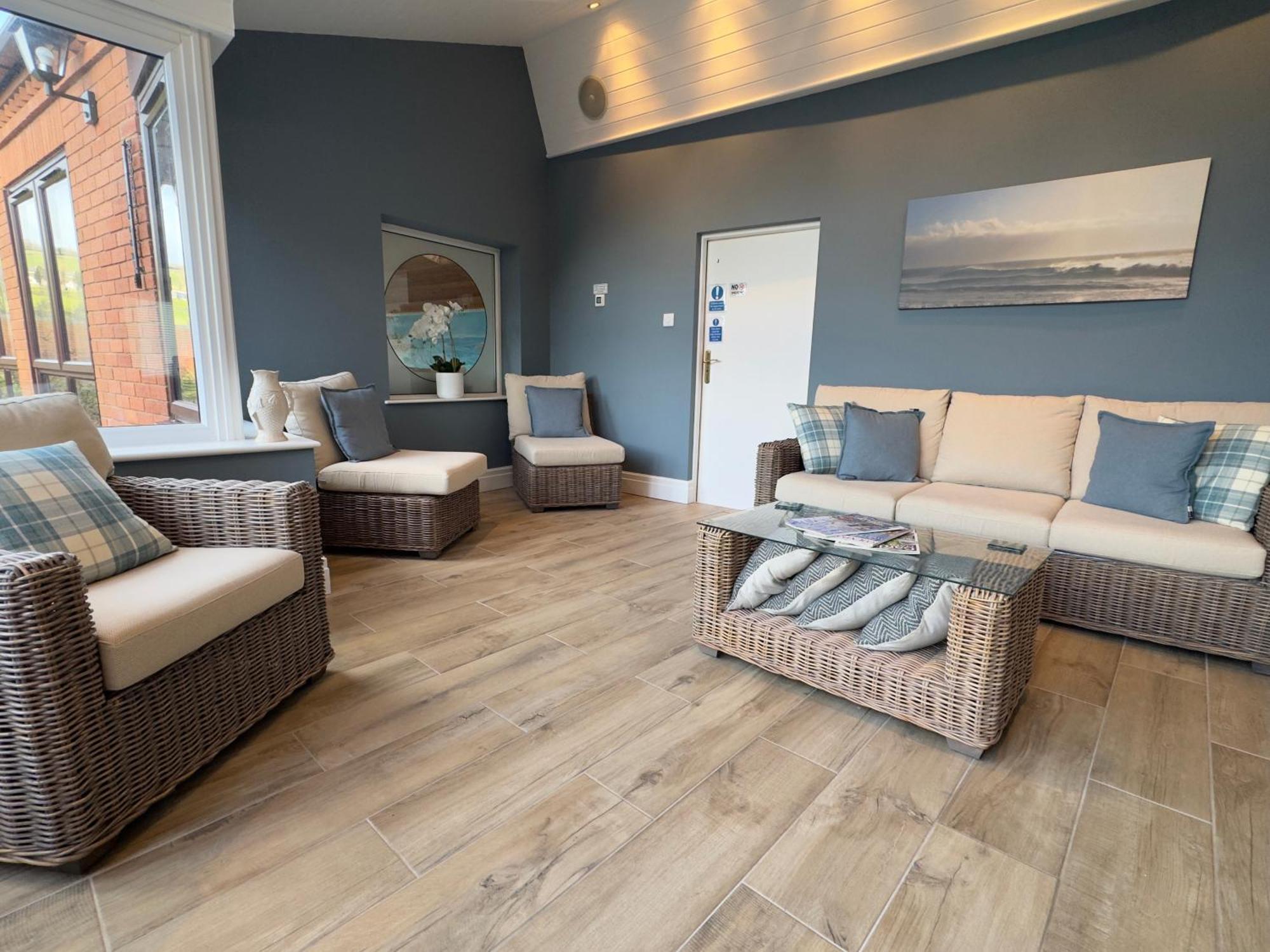 Vast, Elegant Home With Indoor Pool & Sauna Near Popular Golf Course キングトン エクステリア 写真