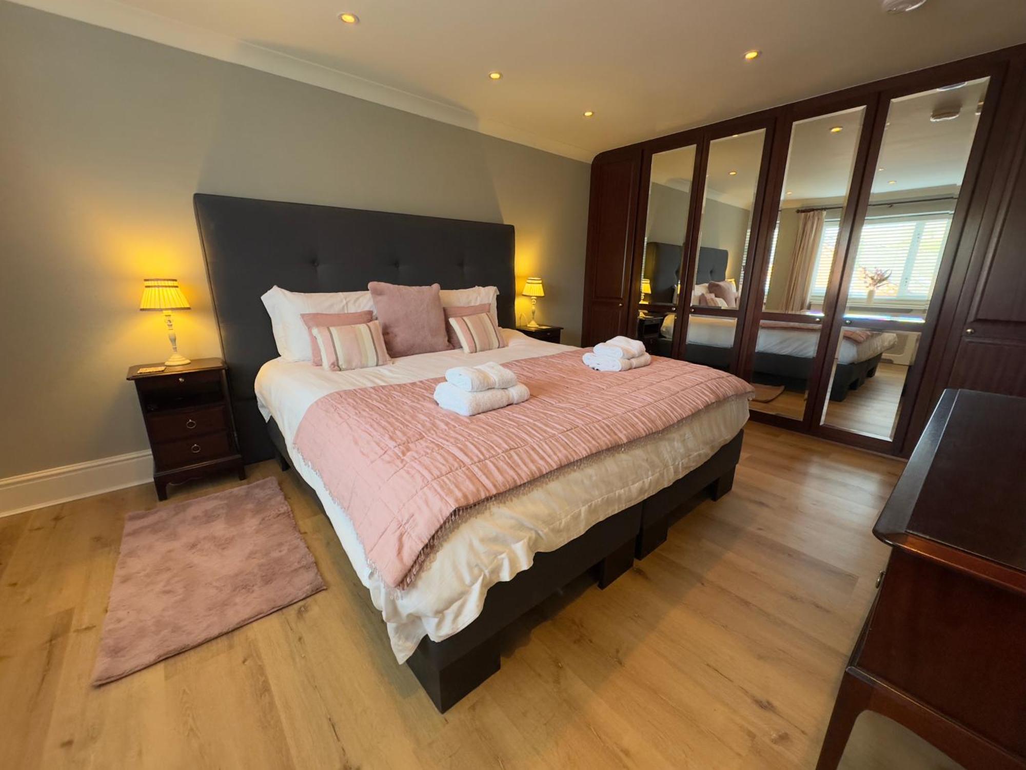 Vast, Elegant Home With Indoor Pool & Sauna Near Popular Golf Course キングトン エクステリア 写真