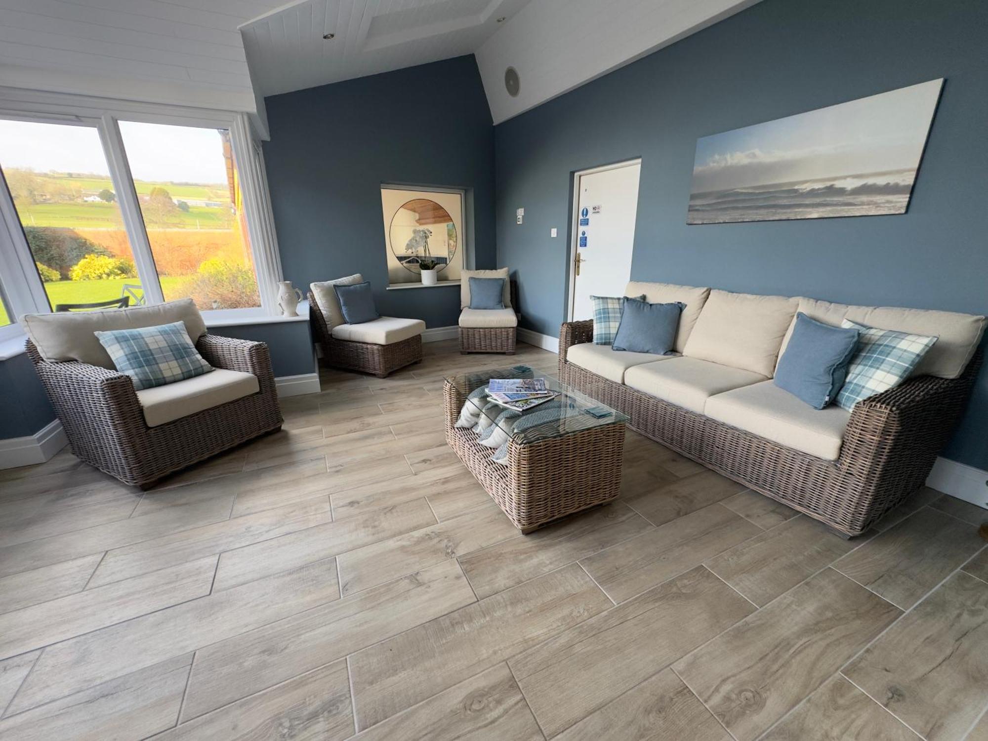 Vast, Elegant Home With Indoor Pool & Sauna Near Popular Golf Course キングトン エクステリア 写真